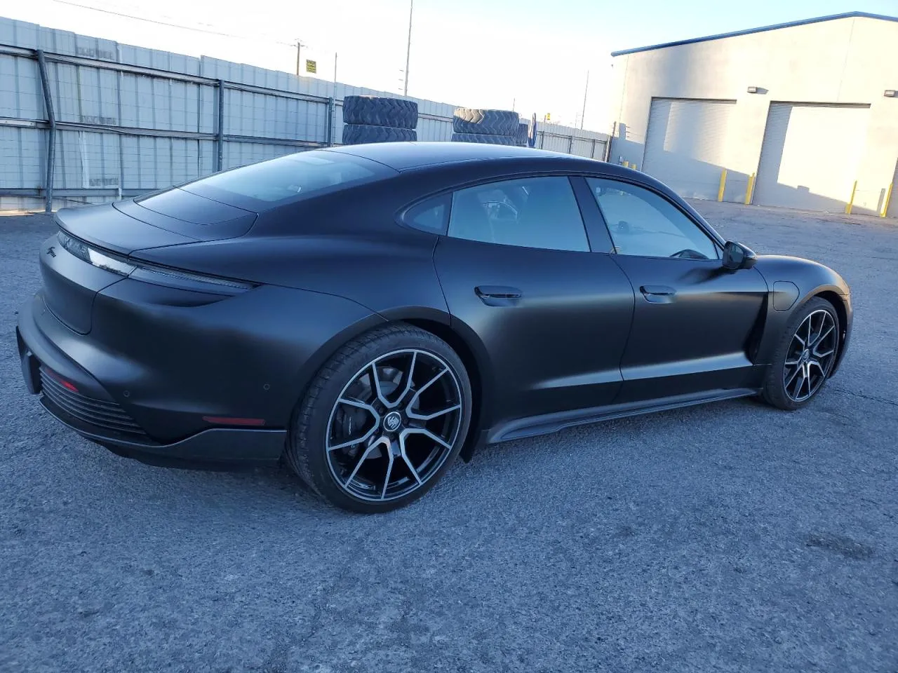 Фото PORSCHE TAYCAN – справа спереду