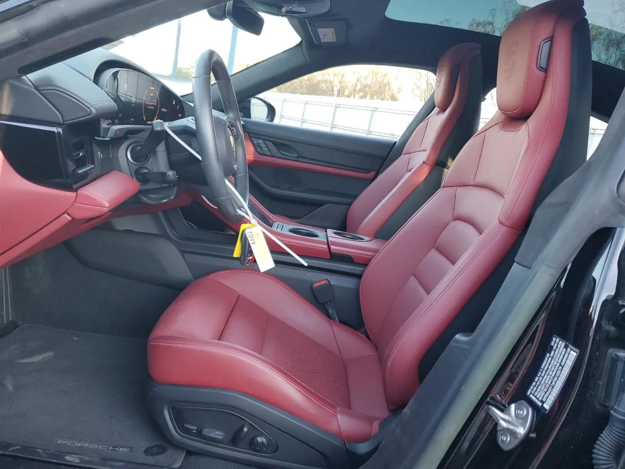 Фото PORSCHE TAYCAN – зліва зпереду